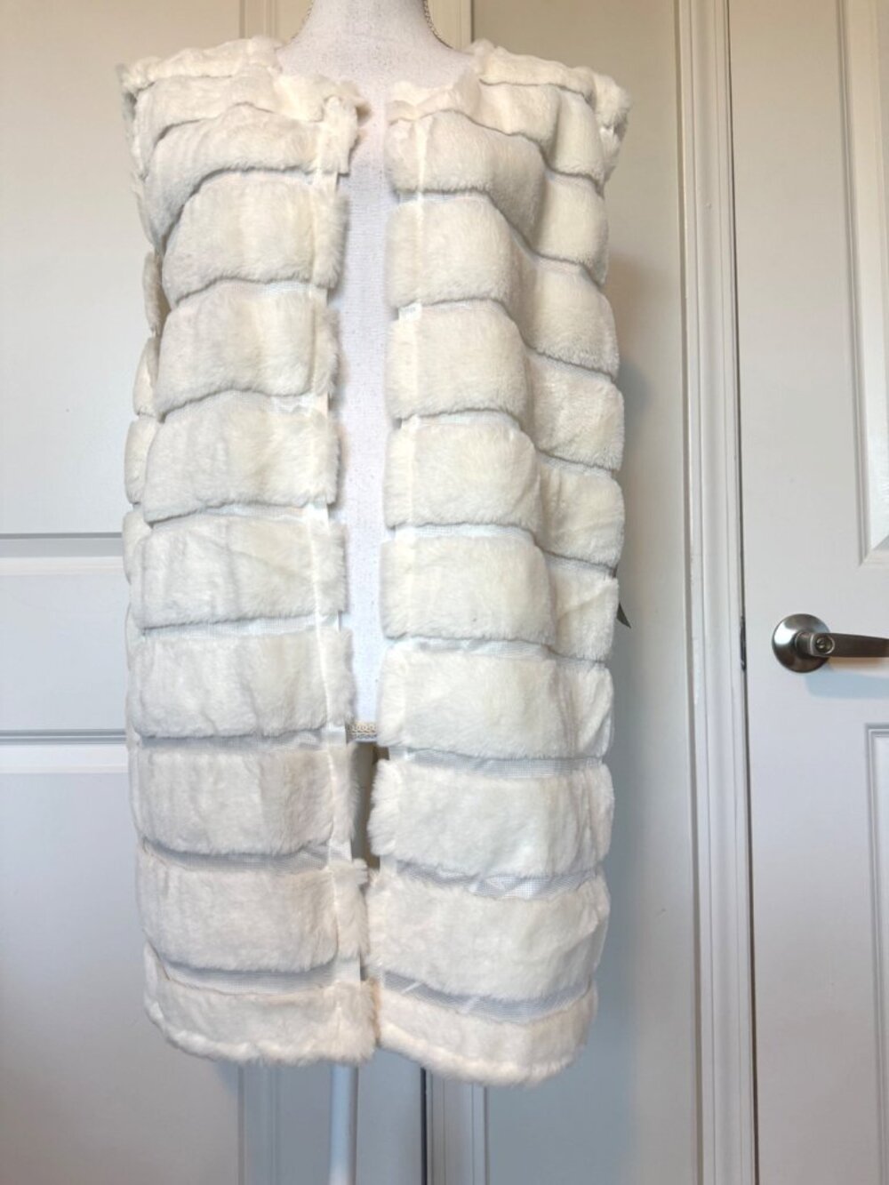 G Womens White Faux Fur Vest Sleeveless Size M Round Neck Soft Open Front Stripe